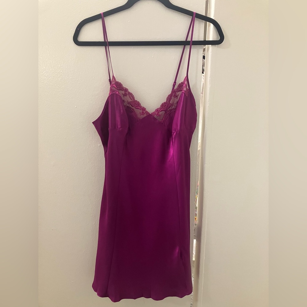 NWT Victoria’s Secret Satin Silp Short Gown Raspberry Lace Sz L Tiny Flaw